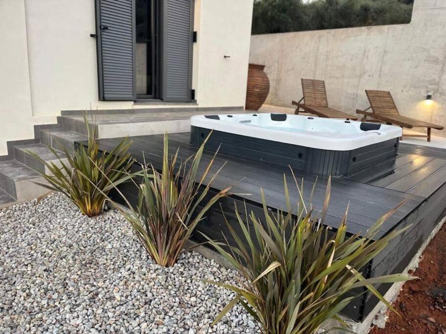 Ek Ornelakis, Luxury Country House With Jacuzzi La Canea Esterno foto